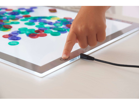 Panel świetlny LED z trzema poziomami światła razem z zestawem przezroczystych figur geometrycznych