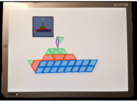 Panel świetlny LED z trzema poziomami światła razem z zestawem przezroczystych figur geometrycznych