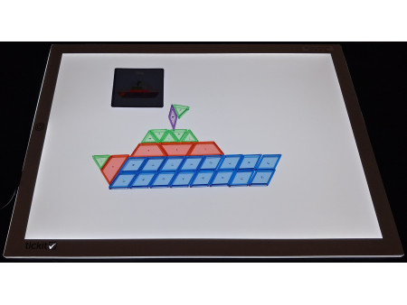 Panel świetlny LED z trzema poziomami światła razem z zestawem przezroczystych figur geometrycznych