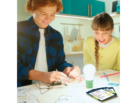 Gra edukacyjna Elektryczność to pomoc dydaktyczna dla młodych chemików.