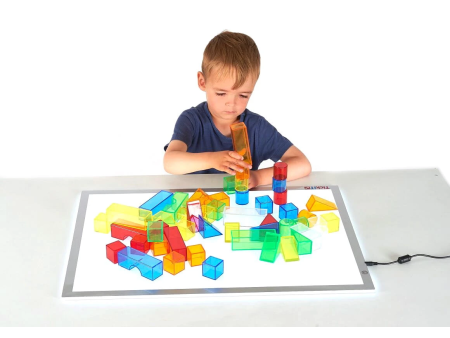 Panel świetlny LED z trzema poziomami światła razem z zestawem przezroczystych figur geometrycznych