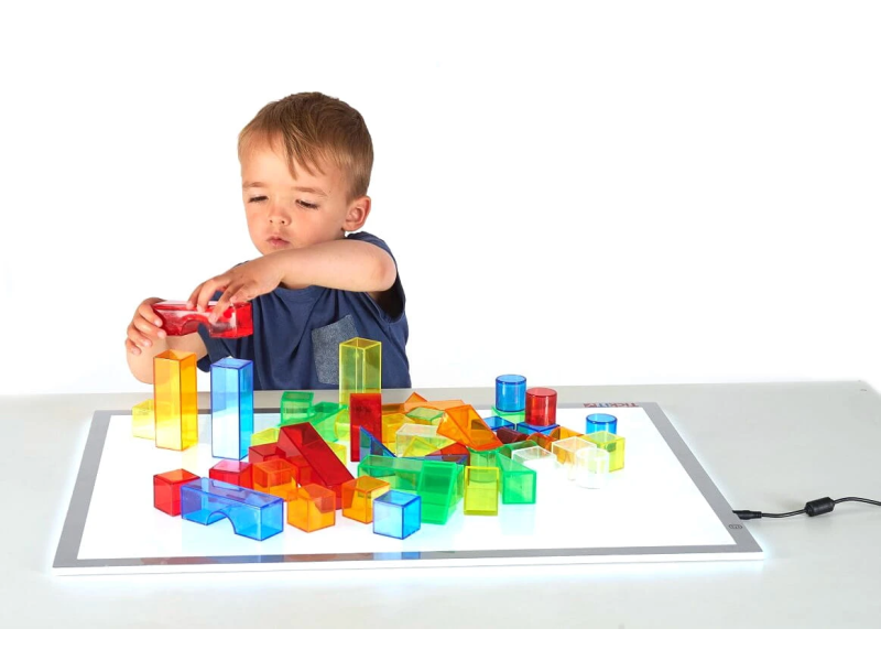 Panel świetlny LED z trzema poziomami światła razem z zestawem przezroczystych figur geometrycznych
